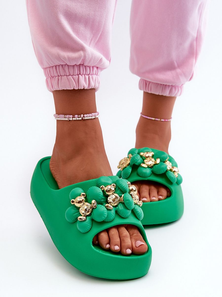 🩴 Claquettes vertes à perles dorées