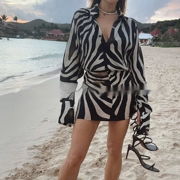 Robe Courte Imprimée Coupe Moulante – Manches Longues & Boutonnée