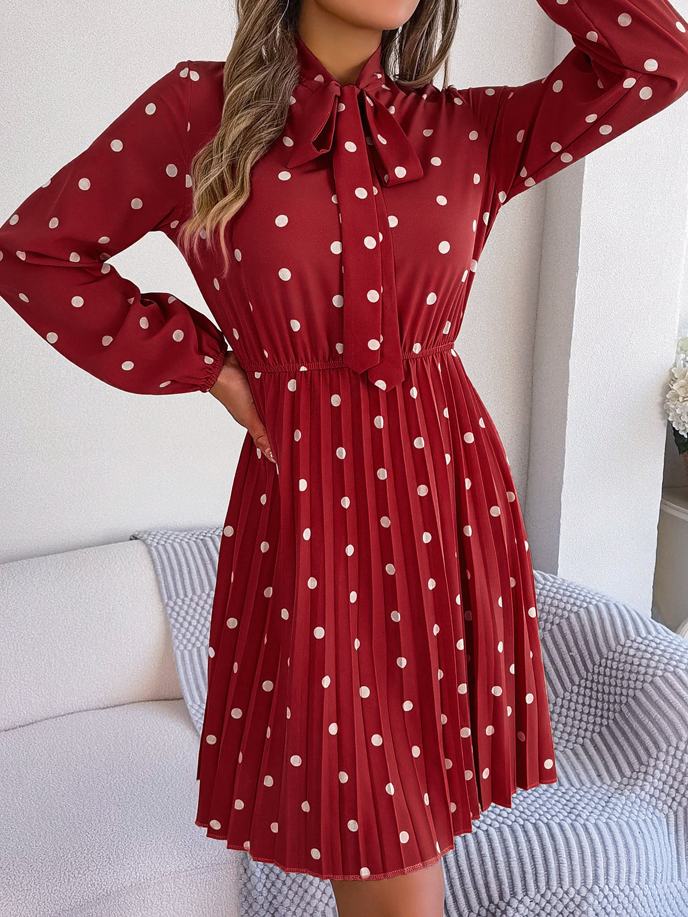 Robe Longue Femme à Pois – Taille Nouée & Manches Longues Plissées