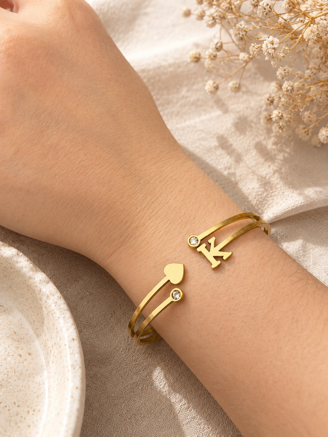 Bracelet jonc personnalisé lettre K cœur doré en acier inoxydable – Femme