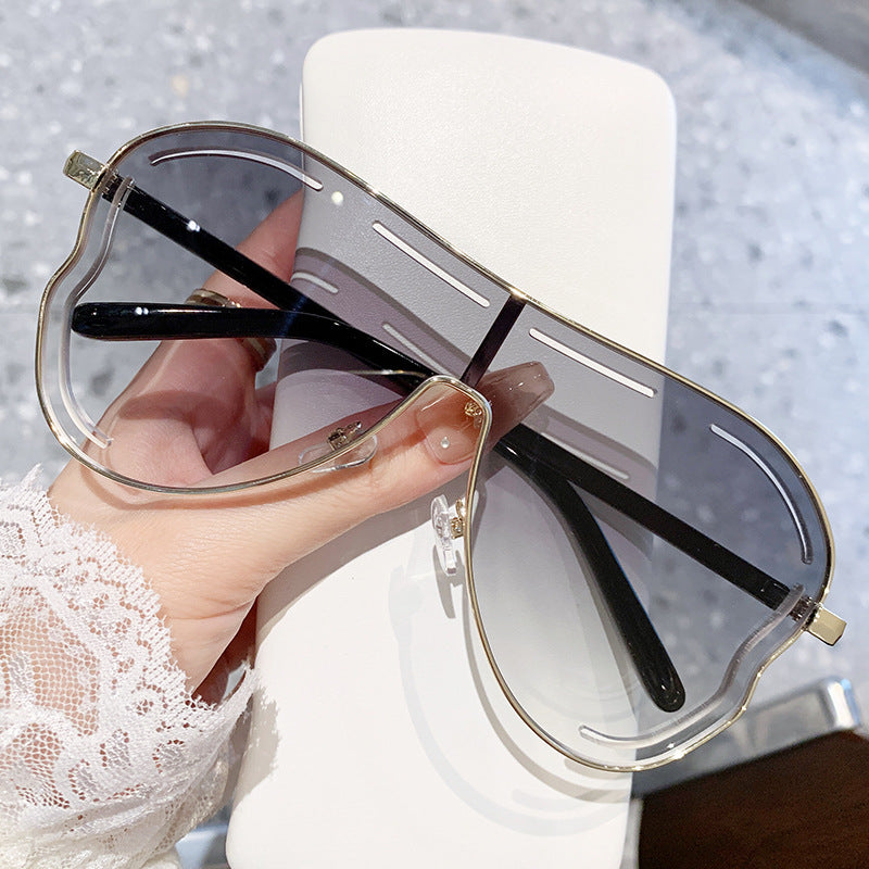 Lunettes de soleil oversize femme – Monture dorée & verres colorés tendance