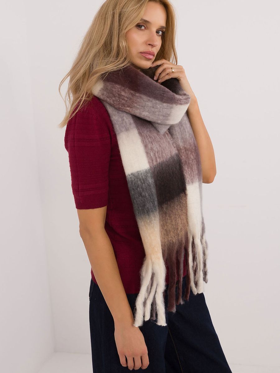 🧣 Châle Doux à Carreaux – Élégance Hivernale