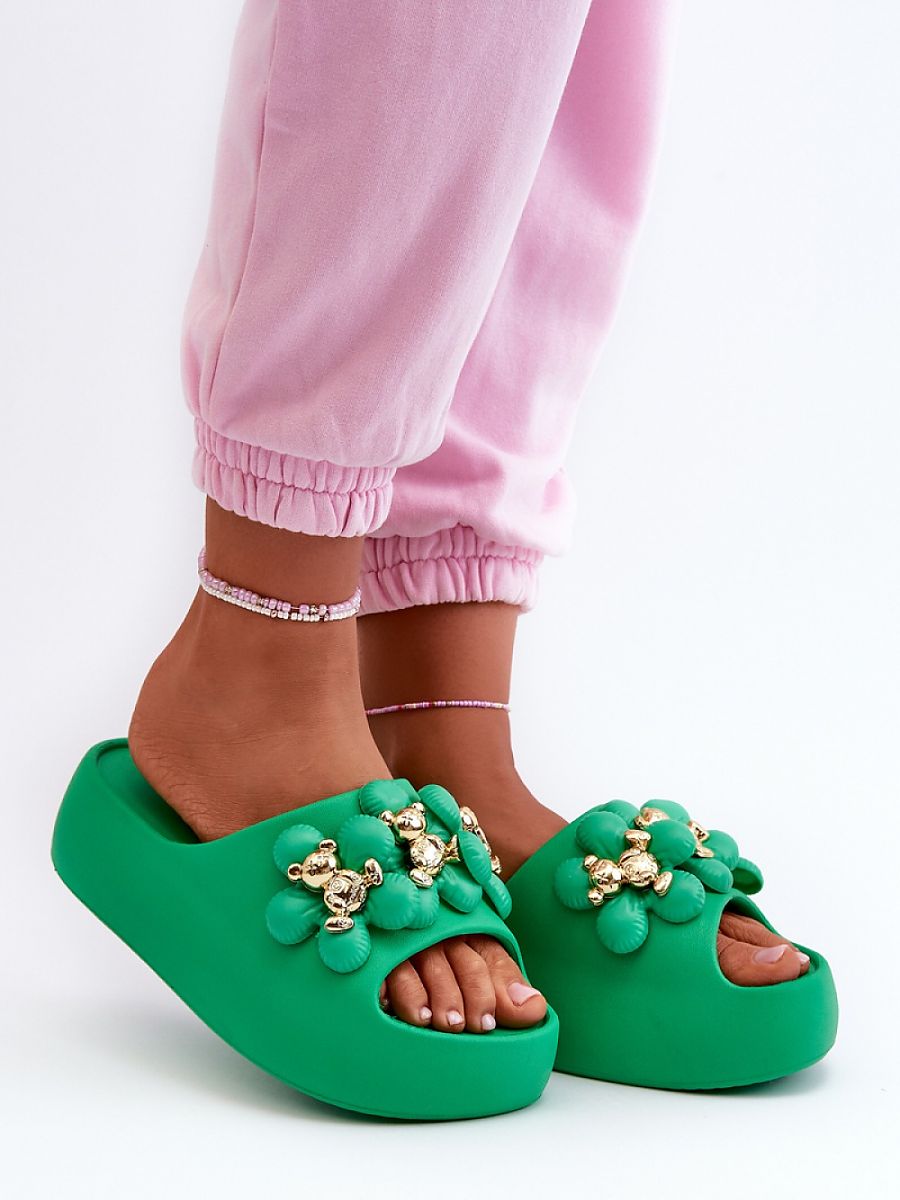 🩴 Claquettes vertes à perles dorées