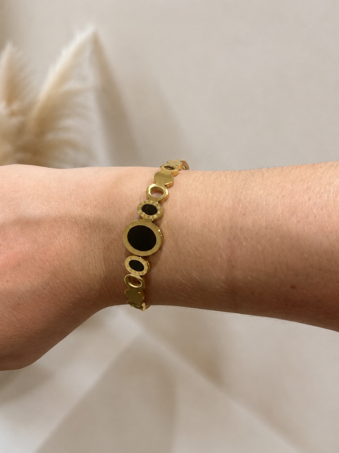 Bracelet Jonc Doré Acier Inoxydable – Cercles Noirs Élégants – Femme – Résistant à l’Eau