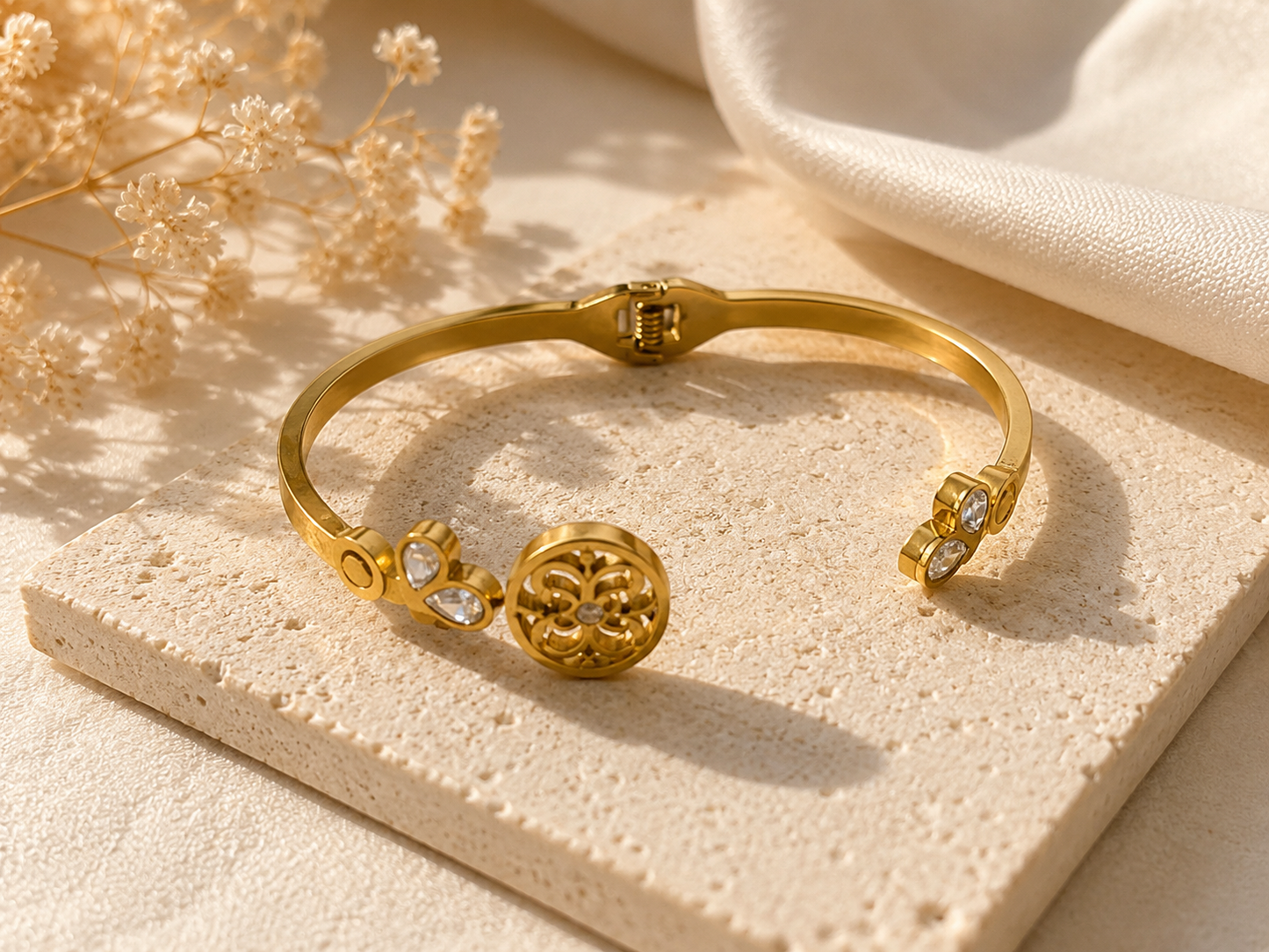 Bracelet Jonc Doré en Acier Inoxydable – Motif Floral & Cristaux