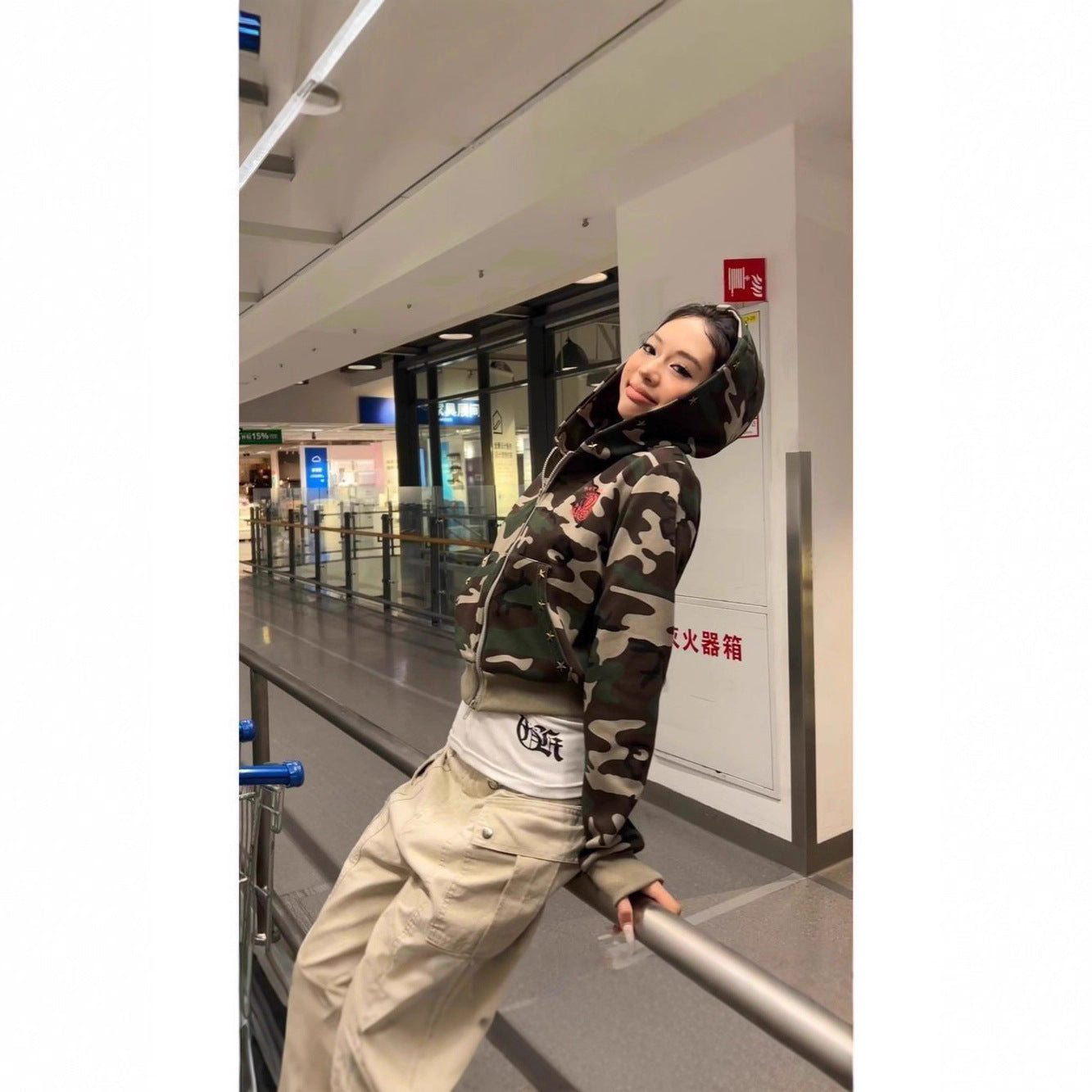 Hoodie Femme Camouflage Léger – Sweat à Capuche Court Casual