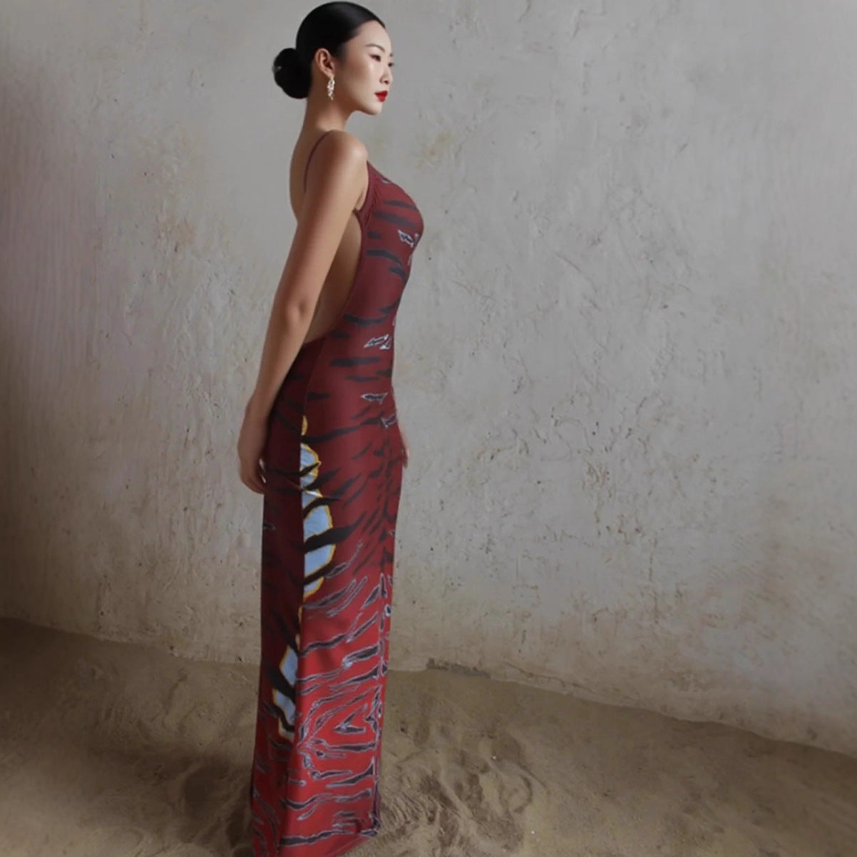 Robe Longue Moulante Dos Nu – Imprimé Unique & Style Sexy