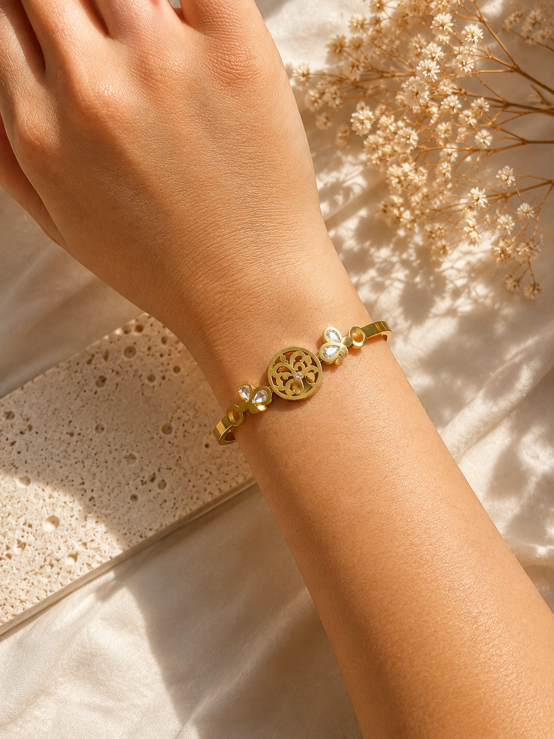 Bracelet Jonc Doré en Acier Inoxydable – Motif Floral & Cristaux
