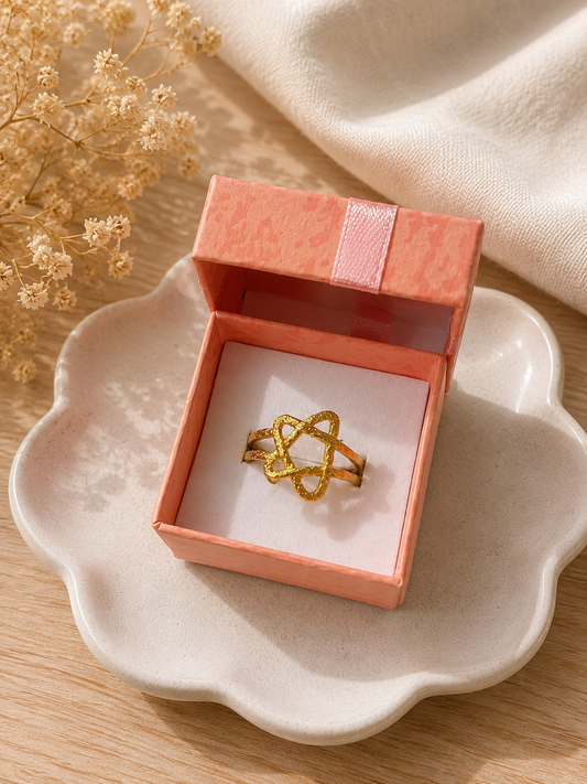 Bague Ajustable Dorée Motif Entrelacé – Élégance Moderne