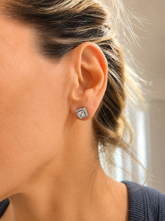 Boucles d’oreilles carrées argentées en zircon – Élégance intemporelle