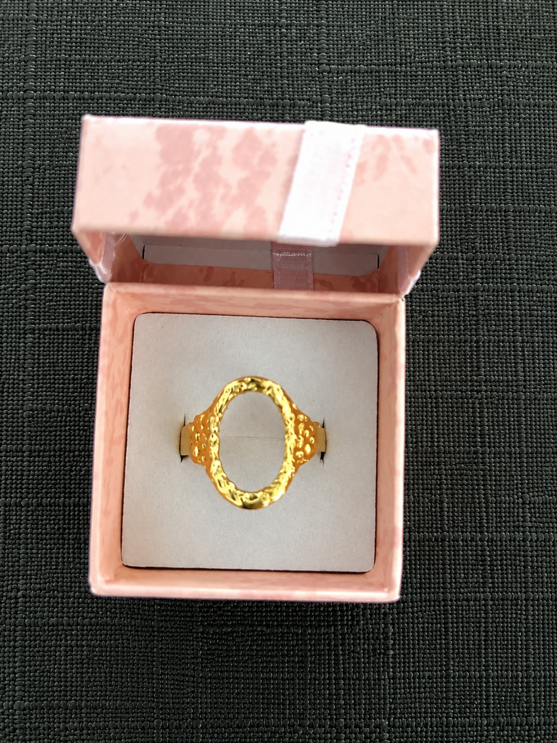 Bague dorée ovale texturée