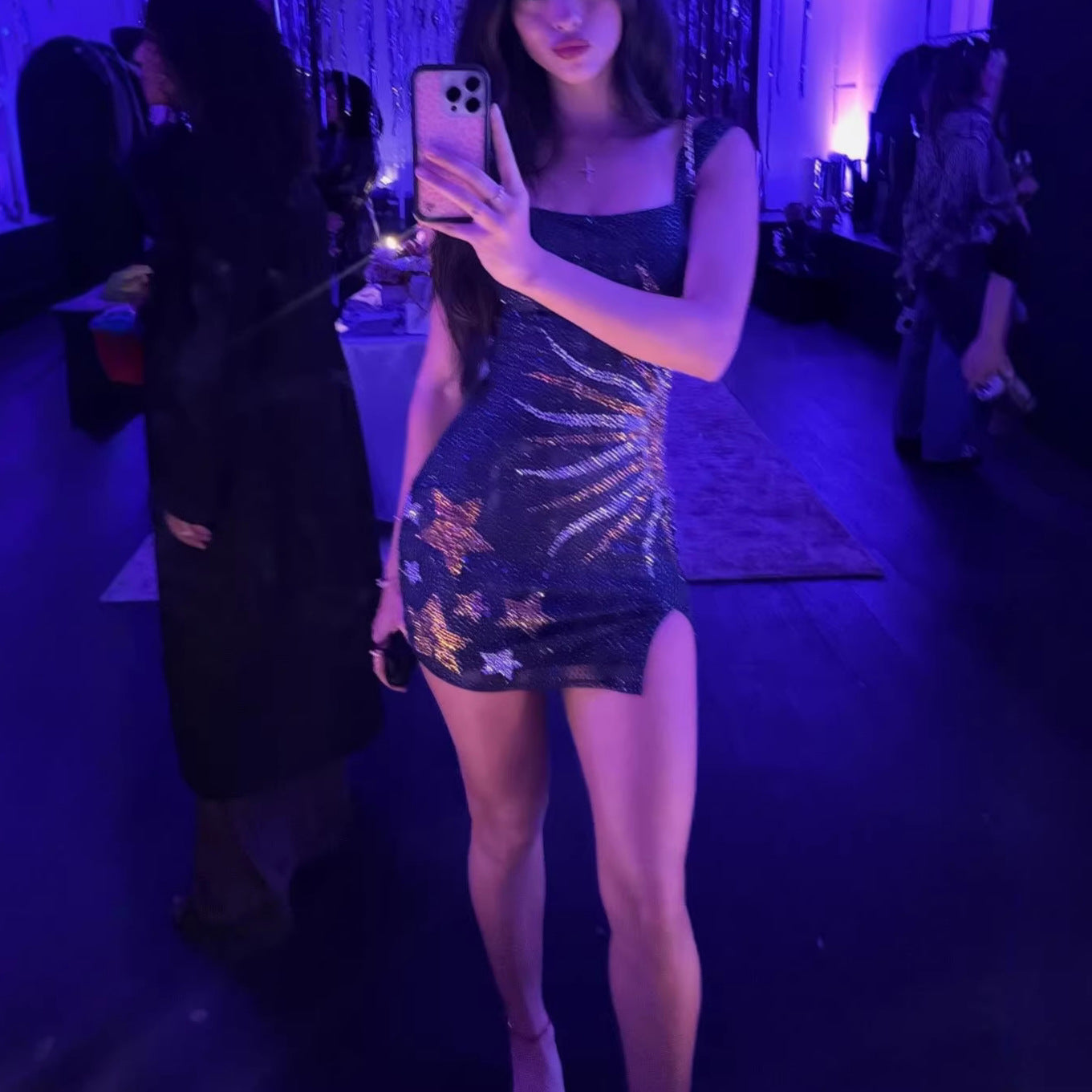 Robe Sexy Bleu Nuit Col U – Effet Brillant & Coupe Moulante