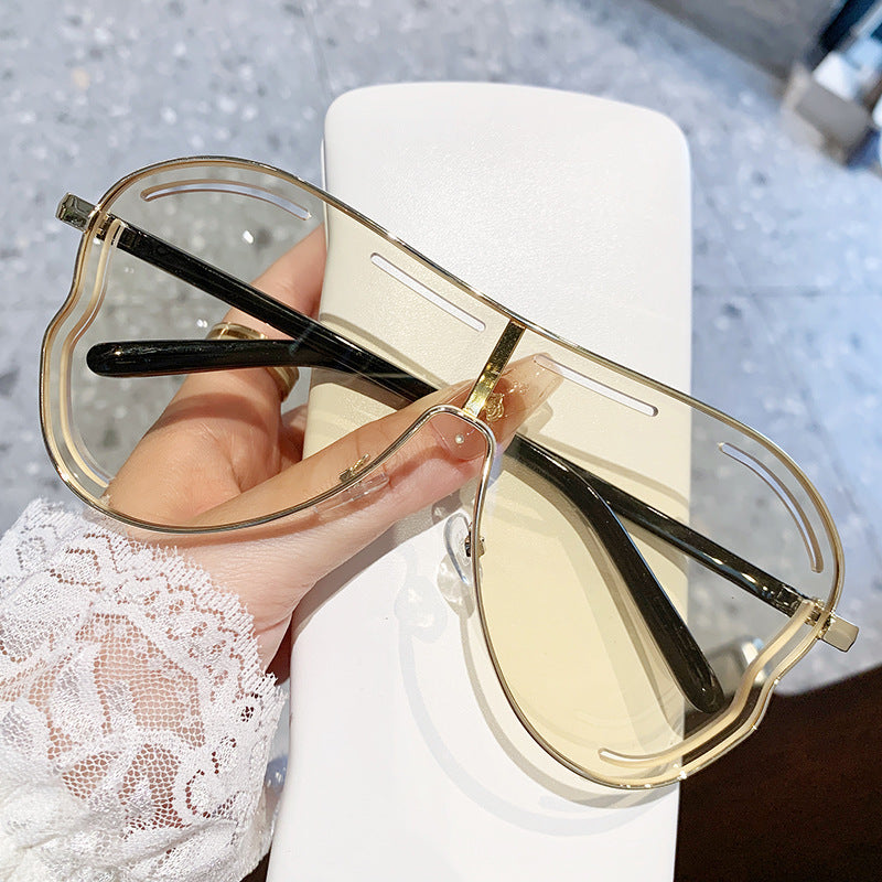 Lunettes de soleil oversize femme – Monture dorée & verres colorés tendance