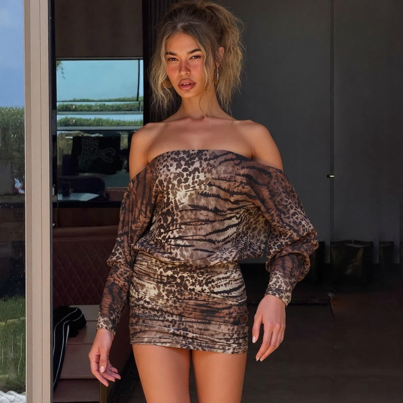 Robe Courte Léopard Épaules Dénudées – Coupe Moulante & Style Sexy